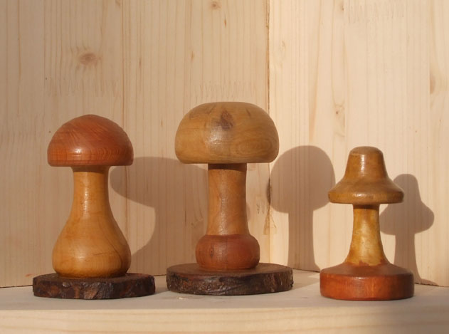 champignons en bois tourn&eacute;